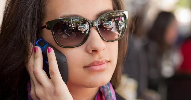 Hablando por telefono