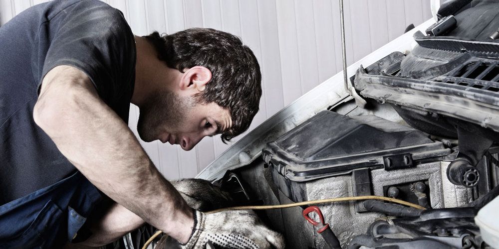 ¿Qué líquidos debes revisar en tu auto antes de salir a carretera?