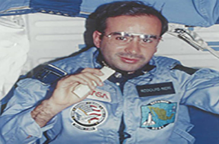 Rodolfo Neri Vela comiendo tortilla