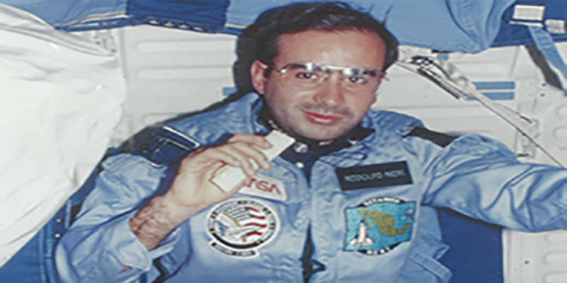 Rodolfo Neri Vela comiendo tortilla