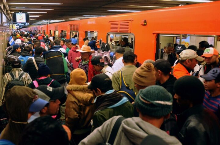 Encuentran más de 50 mil bacterias en el metro de la CDMX