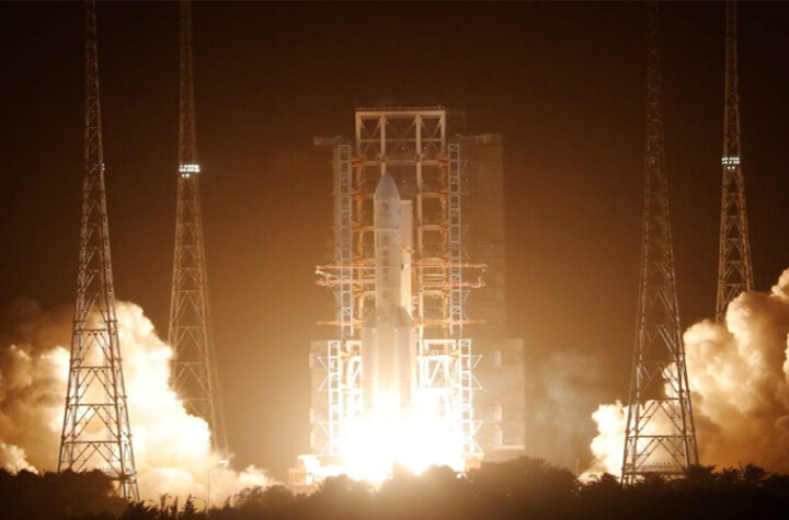 China lanzó una nave espacial robótica para recolectar rocas de la Luna