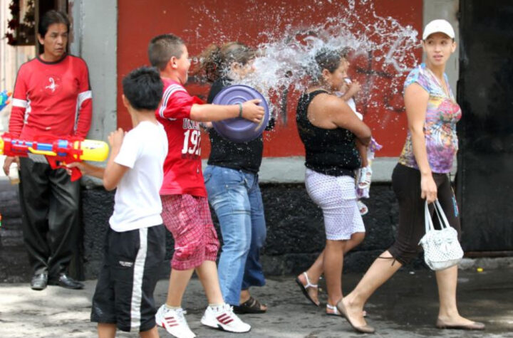 origen-mojarse-sabado-gloria