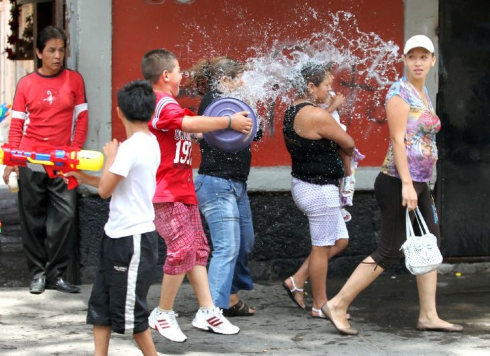 origen-mojarse-sabado-gloria